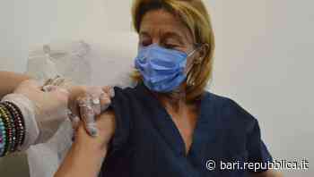 Vaccini, terza dose Covid e antinfluenzale ai medici del Policlinico a Bari: "È una pratica sicura" - La Repubblica