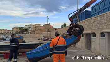 Bari, rimosse sei barche abbandonate sui moli: "Erano diventate un deposito di rifiuti" - La Repubblica