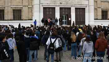 Scuola, a Bari la protesta contro i doppi turni degli studenti del Flacco: "Eliminateli o coinvolgete tutte l… - La Repubblica