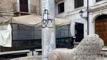 Bari, un altro sfregio alla colonna infame: spray sul monumento simbolo della città vecchia, caccia ai vandali - La Repubblica