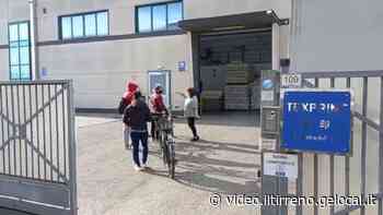 Prato, Texprint: il rientro in fabbrica di tre lavoratori dopo la vittoria in tribunale - Il Tirreno