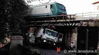 Prato, camion incastrato nel sottopasso ferroviario, caos traffico - LA NAZIONE