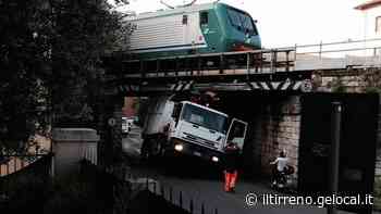Camion incastrato sotto il sottopasso ferroviario a Narnali - Il Tirreno