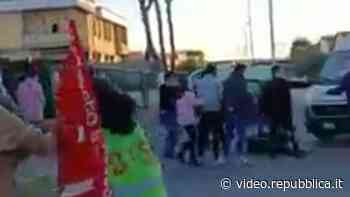 Prato, scontri tra cittadini cinesi e operai pakistani - Repubblica TV