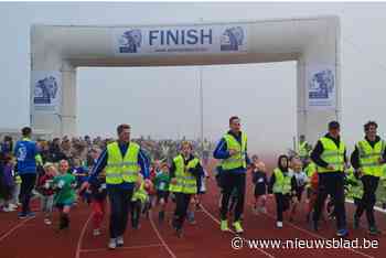 Honderden kinderen sprinten luid aangemoedigd voor de zege in ‘Scholenloop’