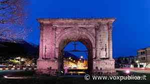 Arco d'Augusto illuminato di rosa in occasione della Giornata Nazionale del tumore al seno metastatico - VoxPublica