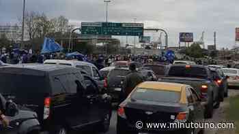 Caos en la autopista Buenos Aires-La Plata por un corte de hinchas de San Telmo - Minutouno.com