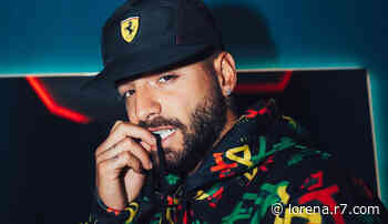 Maluma homenageia vítimas de acidente aéreo - R7.COM