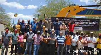 Anna Lorena e Wellington Roberto entregam escavadeira hidráulica para Zona Rural do município - HORA 7
