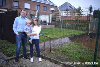 Bewoners Koestraat zien tuin afbrokkelen door bouwwerken: “Elke ochtend staan we op met de hoop dat het niet erger geworden is”