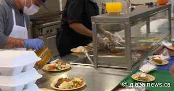 Friendship Inn volunteers serve up hundreds of Thanksgiving meals in Saskatoon - Globalnews.ca