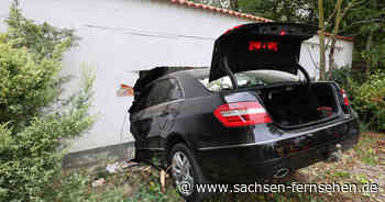 Schräger Unfall in Dresden-Laubegast! Auto fährt durch Mauer - SACHSEN FERNSEHEN