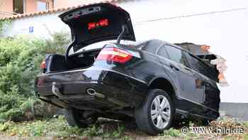 Spektakulärer Crash in Dresden - Mit dem Benz durch die Wand - BILD