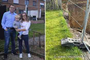 “Het leek wel een aardbeving”: bewoners zien hun tuin een meter wegzakken in bouwput, bouwheer noemt het “storm in glas water”