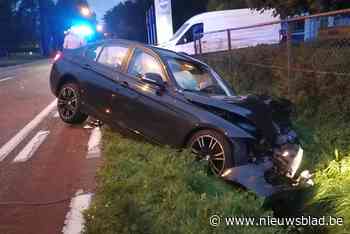 Auto belandt in gracht na botsing