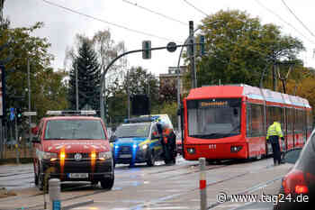 Straßenbahn erfasst Mercedes: Kreuzung mitten in Chemnitz ist dicht - TAG24