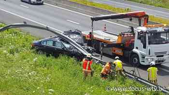 Wagen boort zich onder vangrail op E403 in Lichtervelde - Focus en WTV