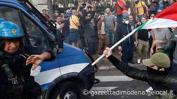 Agenti modenesi insultati e aggrediti al corteo No Vax - La Gazzetta di Modena