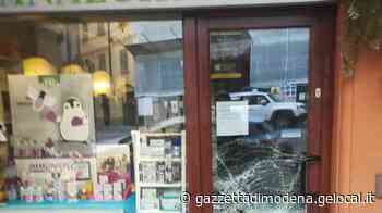 Modena. Spaccata in erboristeria di Canalchiaro con un tombino - La Gazzetta di Modena