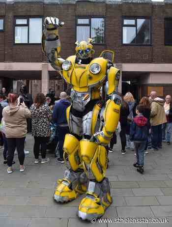 Church Square hosts Titan the Robot and Star Wars characters - St Helens Star