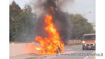 Mezzano Superiore: l'auto sparisce dentro alle fiamme - Gazzetta di Parma
