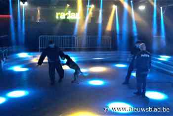 Politie leidt patrouillehonden op in discotheek: “Een unieke kans om te trainen in levensechte situatie”