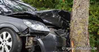 Bamberg: 27-jährige Pkw-Fahrerin schiebt bei Ausweichmanöver geparktes Auto gegen einen Baum