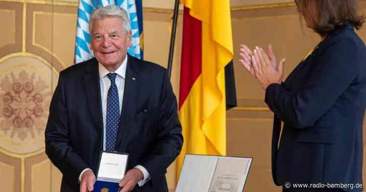 «Fürsprecher der Freiheit»: Gauck erhält Verfassungsmedaille