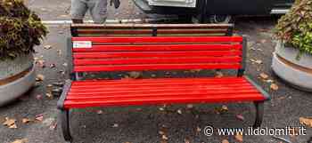 Posizionata ad Ala una panchina rossa contro la violenza sulle donne: ''Piena adesione alle campagne di sensibilizzazione contro la violenza di genere'' - il Dolomiti - il Dolomiti
