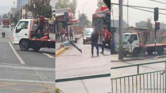 Violenta pelea de conductores terminó con camión chocando un poste en Gran Avenida