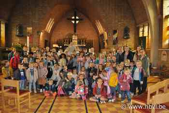 Pastoor Renato zegent boekentassen van leerlingen Ulbeek (Wellen) - Het Belang van Limburg Mobile - Het Belang van Limburg