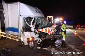 Bestelwagen rijdt vol in op signalisatiewagen op E34: twee gewonden