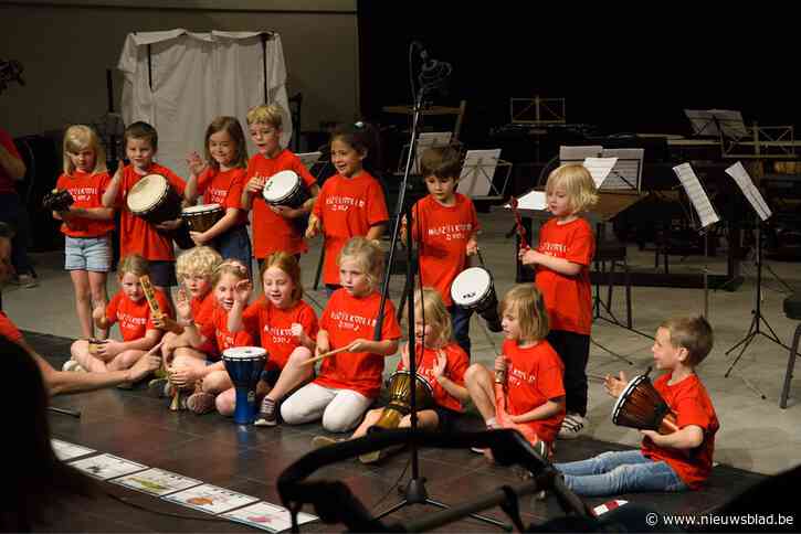 Muzieklessen zijn niet nodig, echte instrumenten ook niet: Liesbet (49) wil kinderen na dagje oefenen al podium opsturen