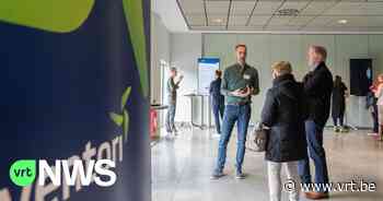 Inwoners krijgen uitleg over 15 geplande windturbines op grens Riemst en Tongeren - VRT NWS