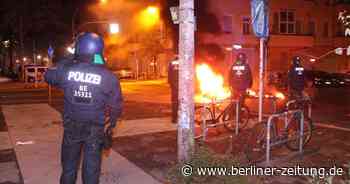 Berlin-Friedrichshain: Barrikaden angezündet und Polizei mit Steinen beworfen - Berliner Zeitung