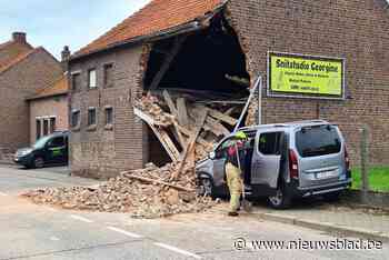 Wagen belandt tegen schuur