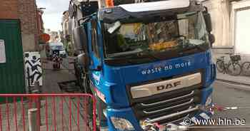 Vrachtwagen zakt weg op voetpad in Harmoniestraat | Antwerpen | hln.be - Het Laatste Nieuws