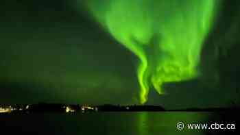 Skies light up as spectacular aurora borealis display dances over Manitoba - CBC.ca