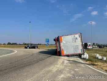CRONACA - Riva presso Chieri-Villanova d'Asti, camion si capovolge alla rotonda - CentoTorri