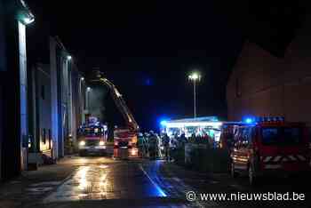 Brand in compostbedrijf Am-Power: verschillende brandweerpos... (Pittem) - Het Nieuwsblad