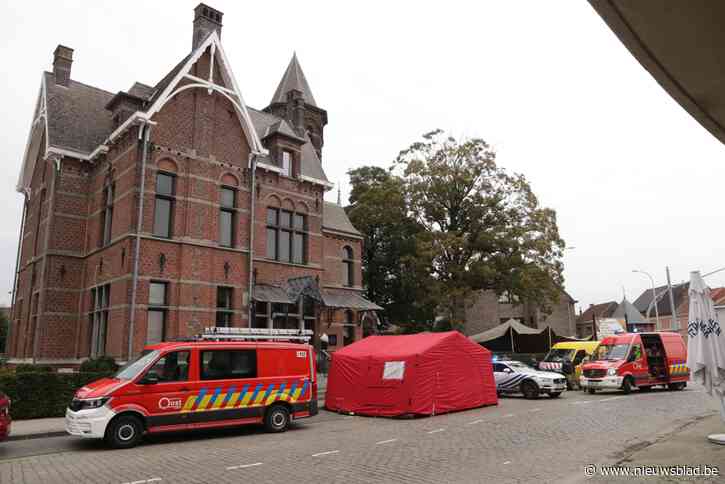 Man (63) ligt dood in zijn auto voor voormalig gebouw vredegerecht: natuurlijk overlijden