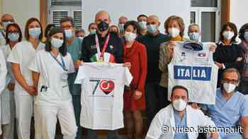 Diego Colombari all'ospedale Santa Croce di Cuneo dopo la dedica dell'oro paralimpico - Video - La Stampa