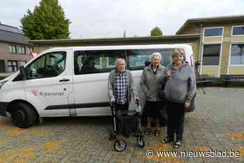 Senioren stappen voor de eerste keer op de winkelbus