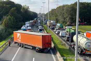 E313 richting Kempen tijdlang volledig afgesloten: vrachtwagen dwars op de baan na noodstop