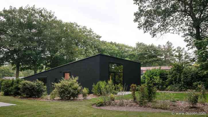 Bovenbouw Architectuur designs black-brick Bazel home on sloping terrain