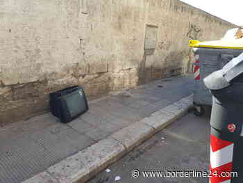 Bari, televisori vecchi buttati in strada al Libertà: rischio discarica col cambio al nuovo digitale - Borderline24 - Il giornale di Bari