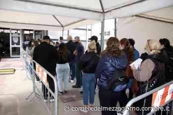 Green pass, a Bari assalto all’hub nella Fiera del Levante. Decine di persone in fila per vaccinarsi|Covid: altri due morti e 93 casi - Corriere del Mezzogiorno