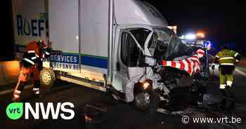 Bestelwagen knalt op botsabsorbeerder op E34 in Lille, twee gewonden - VRT NWS