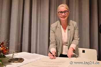 Gast-Bürgermeisterin Michèle Lutz verewigt sich im Goldenen Buch von Chemnitz - TAG24