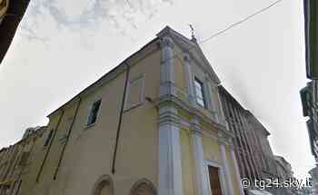 Fidenza, parroco chiede di abbassare la musica: aggredito a coltellate. Arrestato 57enne - Sky Tg24